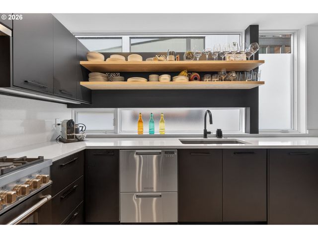 245 Sw MEADE St C3, Portland, OR 97201