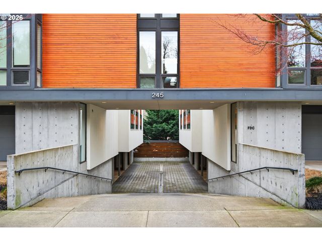 245 Sw MEADE St C3, Portland, OR 97201
