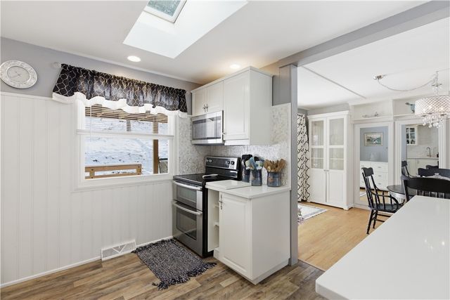 2221 Washington Rd, Upper St Clair, PA 15241