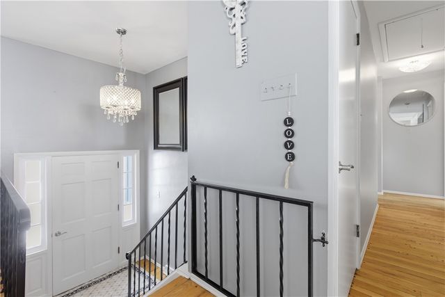 2221 Washington Rd, Upper St Clair, PA 15241