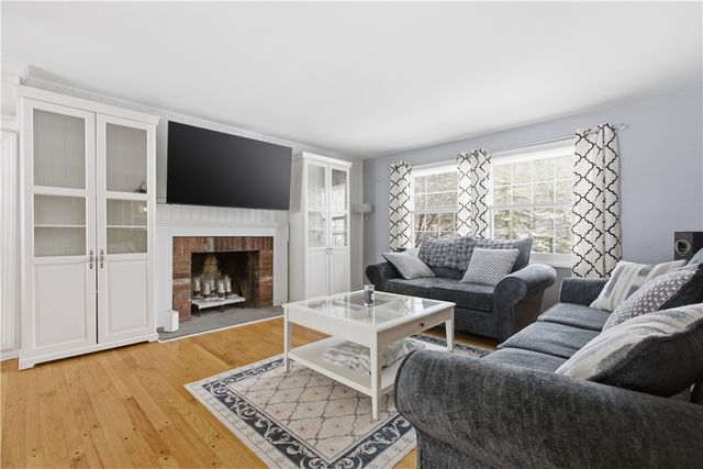 2221 Washington Rd, Upper St Clair, PA 15241