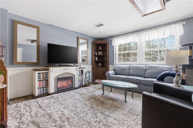 2221 Washington Rd, Upper St Clair, PA 15241