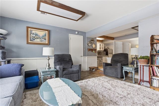 2221 Washington Rd, Upper St Clair, PA 15241