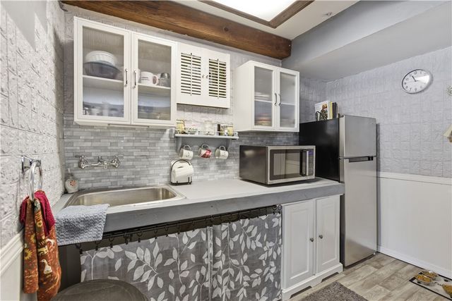 2221 Washington Rd, Upper St Clair, PA 15241