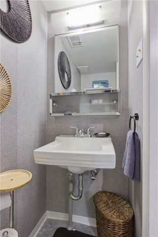 2221 Washington Rd, Upper St Clair, PA 15241