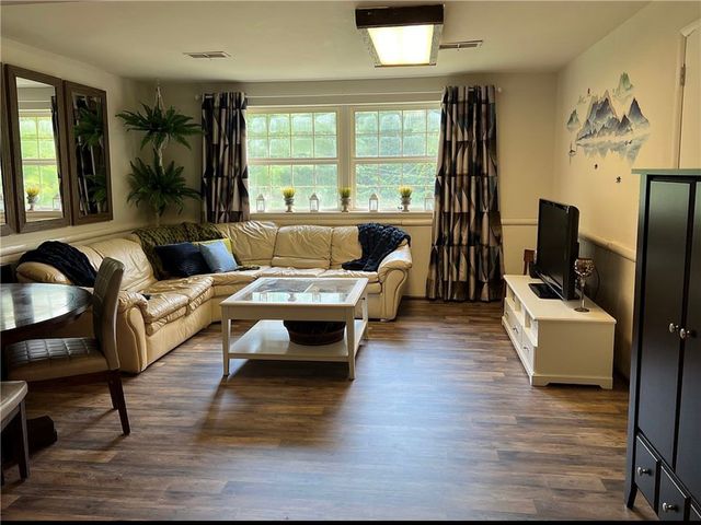 2221 Washington Rd, Upper St Clair, PA 15241