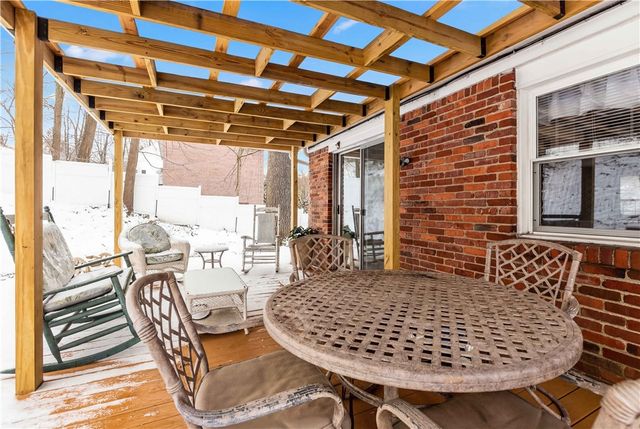 2221 Washington Rd, Upper St Clair, PA 15241