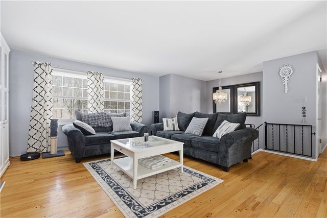 2221 Washington Rd, Upper St Clair, PA 15241