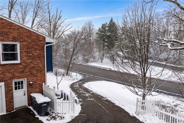 2221 Washington Rd, Upper St Clair, PA 15241