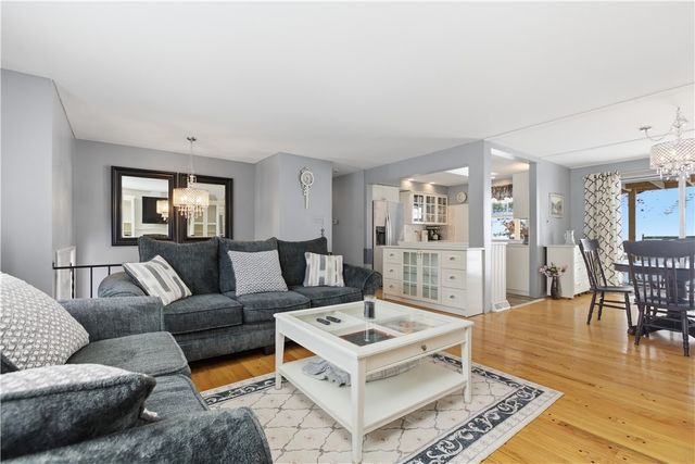 2221 Washington Rd, Upper St Clair, PA 15241