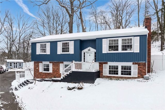 2221 Washington Rd, Upper St Clair, PA 15241