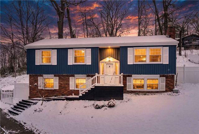 2221 Washington Rd, Upper St Clair, PA 15241