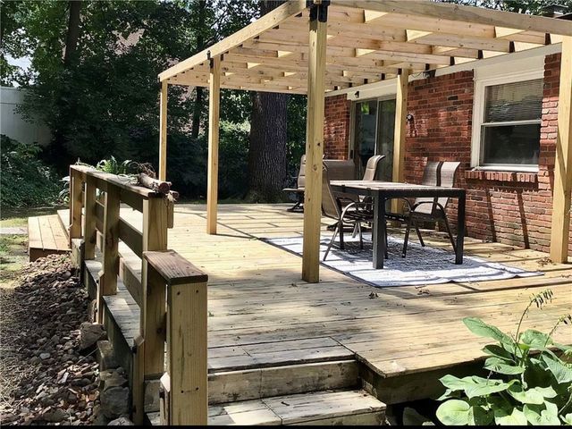 2221 Washington Rd, Upper St Clair, PA 15241