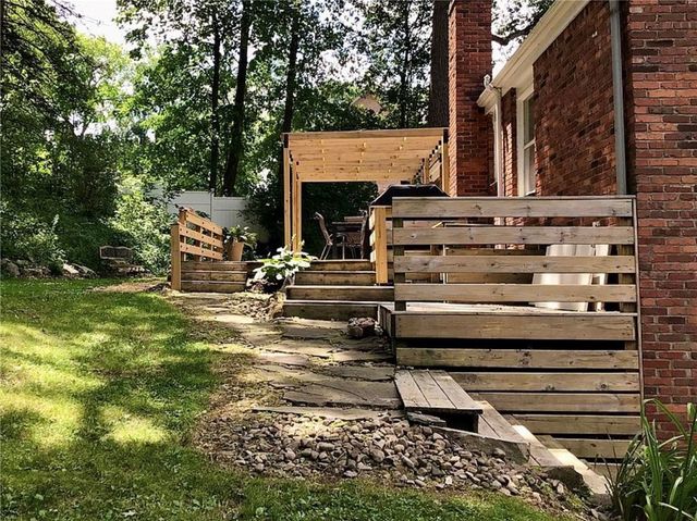 2221 Washington Rd, Upper St Clair, PA 15241