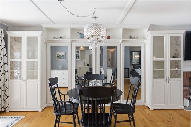 2221 Washington Rd, Upper St Clair, PA 15241