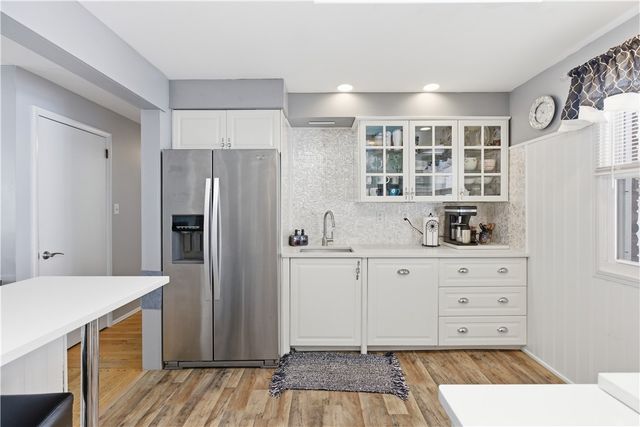 2221 Washington Rd, Upper St Clair, PA 15241