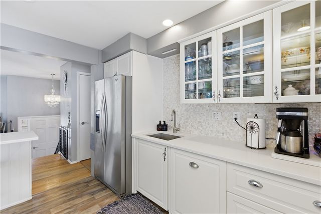 2221 Washington Rd, Upper St Clair, PA 15241