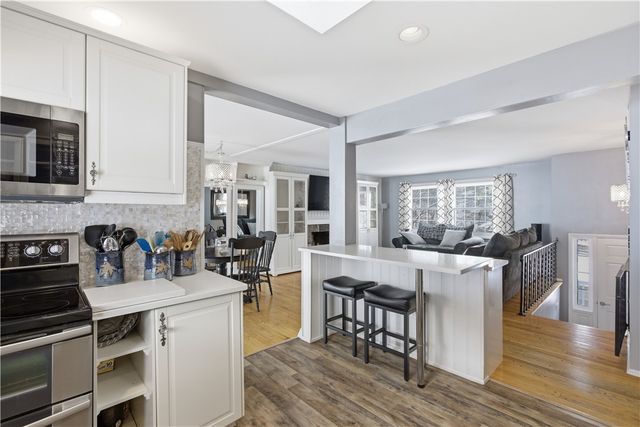 2221 Washington Rd, Upper St Clair, PA 15241