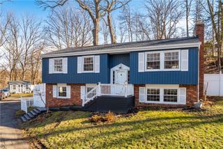 2221 Washington Rd, Upper St Clair, PA 15241