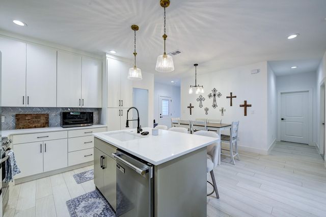 5807 Black Pine Circle, Granbury, TX 76048