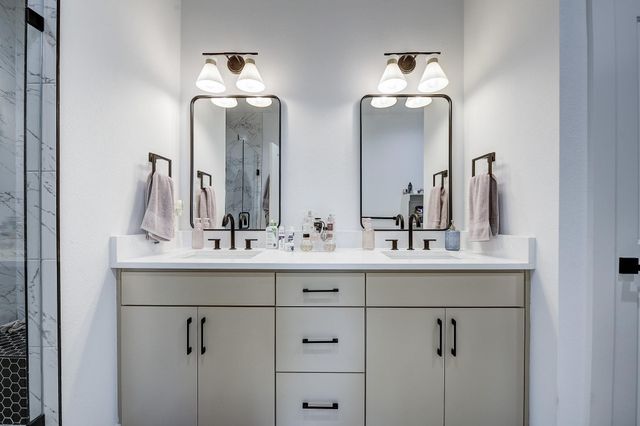 5807 Black Pine Circle, Granbury, TX 76048