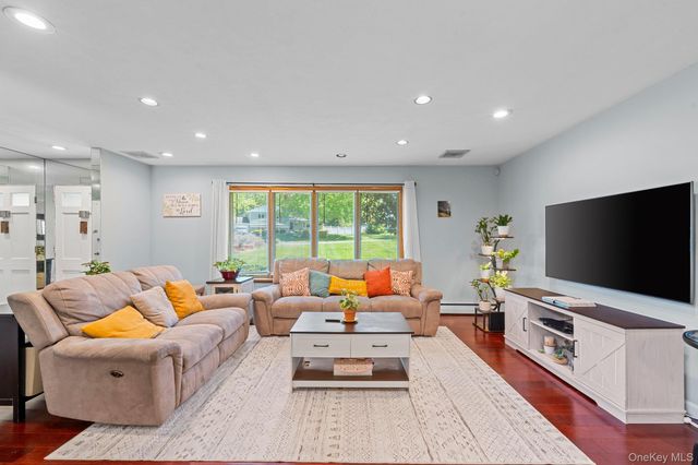 2463 N Pine Grove Court, Yorktown Heights, NY 10598