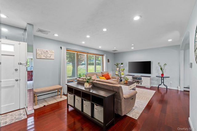 2463 N Pine Grove Court, Yorktown Heights, NY 10598
