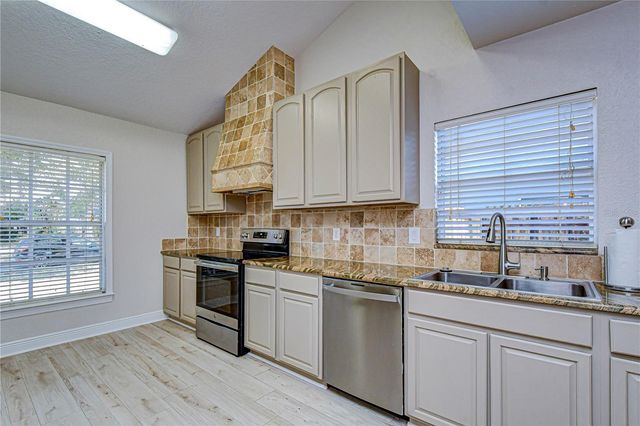 8756 HAMPDEN DRIVE, Tampa, FL 33626