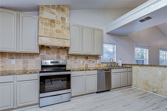 8756 HAMPDEN DRIVE, Tampa, FL 33626