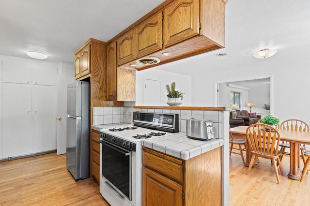 8865 Phoenix Ave, Fair Oaks, CA 95628