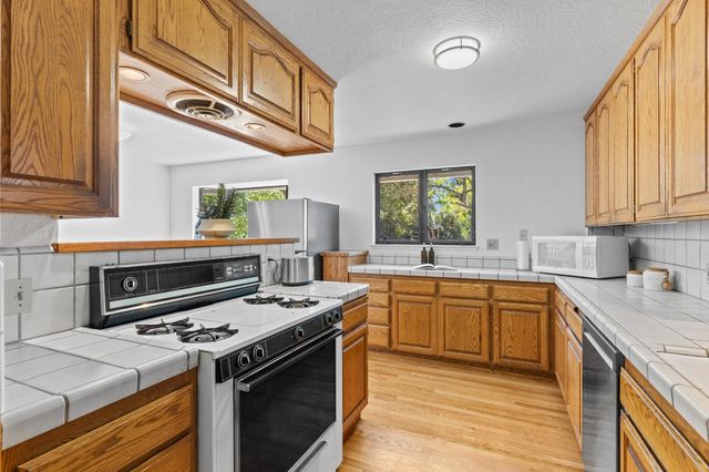 8865 Phoenix Ave, Fair Oaks, CA 95628