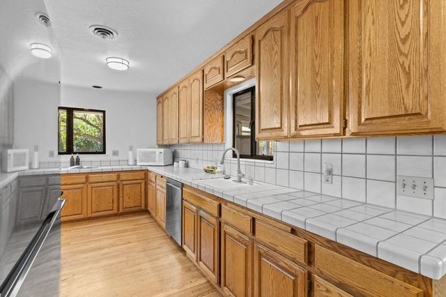 8865 Phoenix Ave, Fair Oaks, CA 95628