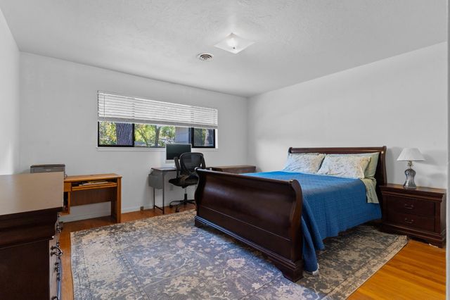 8865 Phoenix Ave, Fair Oaks, CA 95628