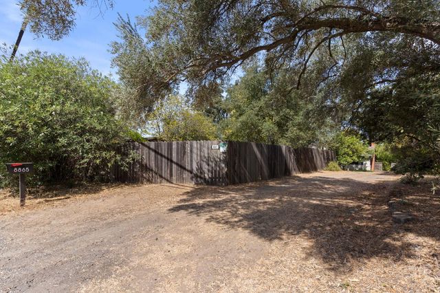 8865 Phoenix Ave, Fair Oaks, CA 95628