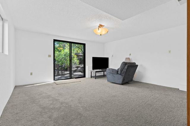8865 Phoenix Ave, Fair Oaks, CA 95628