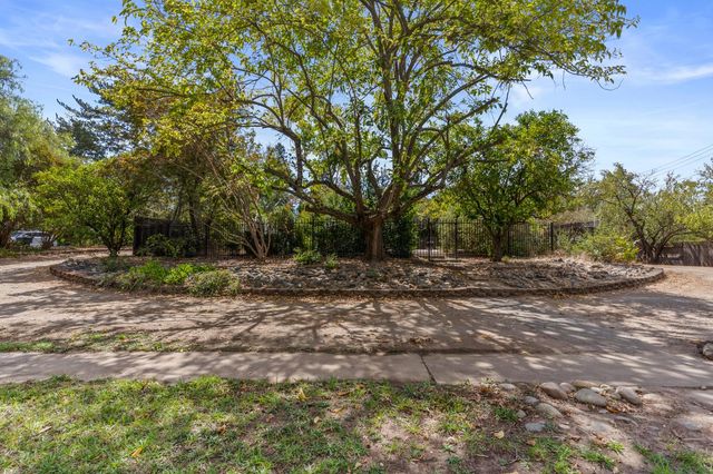 8865 Phoenix Ave, Fair Oaks, CA 95628
