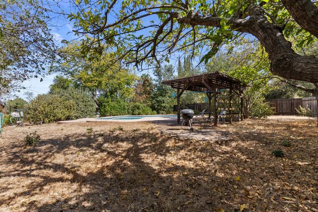 8865 Phoenix Ave, Fair Oaks, CA 95628