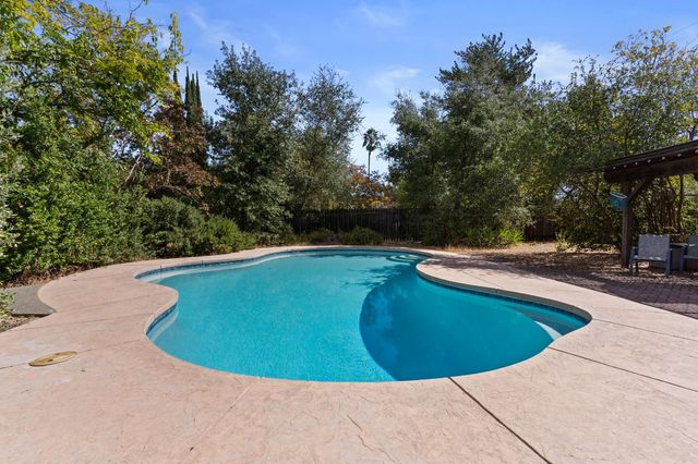 8865 Phoenix Ave, Fair Oaks, CA 95628