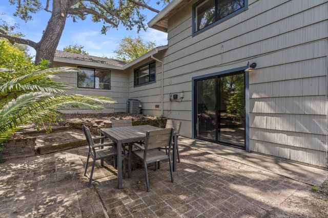 8865 Phoenix Ave, Fair Oaks, CA 95628