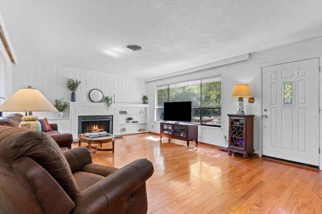 8865 Phoenix Ave, Fair Oaks, CA 95628
