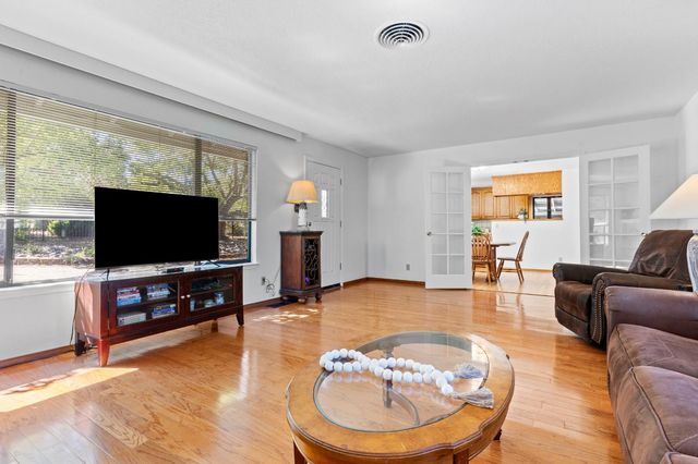 8865 Phoenix Ave, Fair Oaks, CA 95628