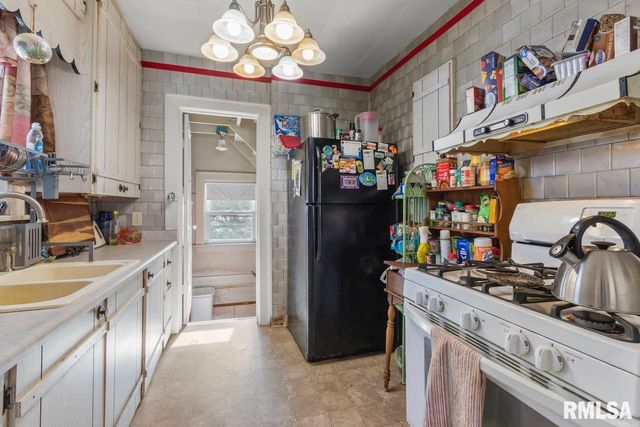 6314 W FARMINGTON Road, Peoria, IL 61604