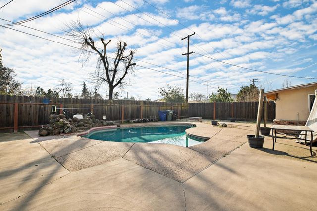 1430 Locke Rd, Modesto, CA 95355