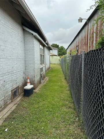 304 Lockwood Drive, Houston, TX 77011