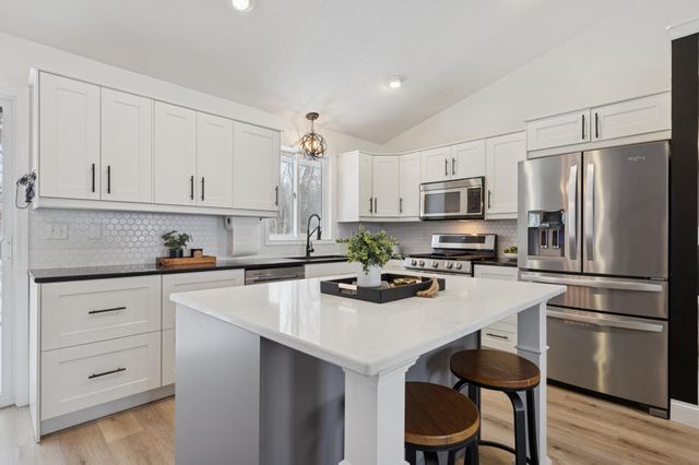 11876 N Meadow Curve, Lindstrom, MN 55045