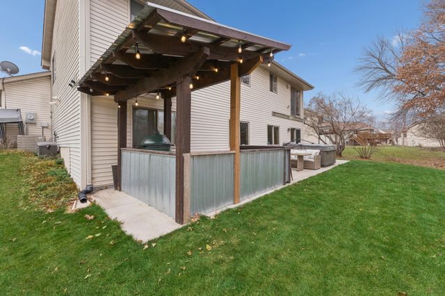 11876 N Meadow Curve, Lindstrom, MN 55045