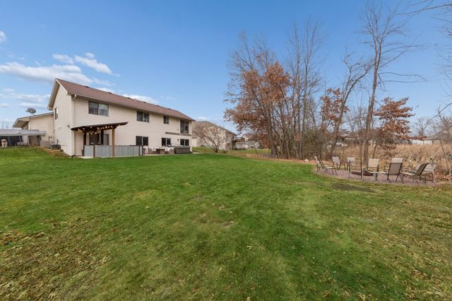 11876 N Meadow Curve, Lindstrom, MN 55045