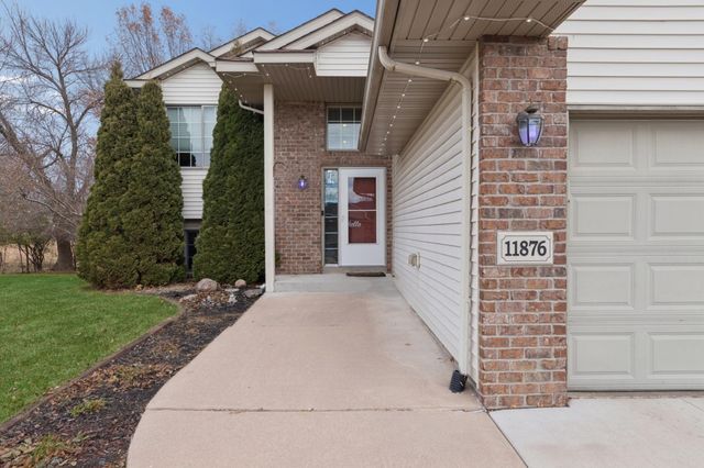 11876 N Meadow Curve, Lindstrom, MN 55045