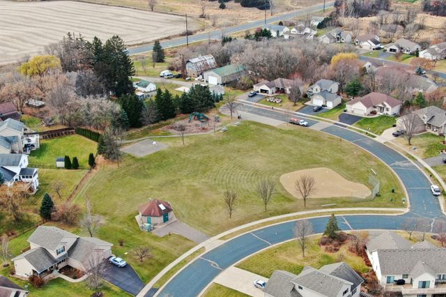 11876 N Meadow Curve, Lindstrom, MN 55045