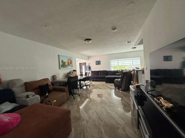 625 E 8th Ln, Hialeah, FL 33010